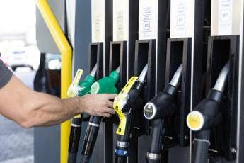 Caro carburanti, scatta il tetto ai prezzi: Eni e IP abbassano benzina e diesel