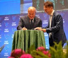 Il momento della firma