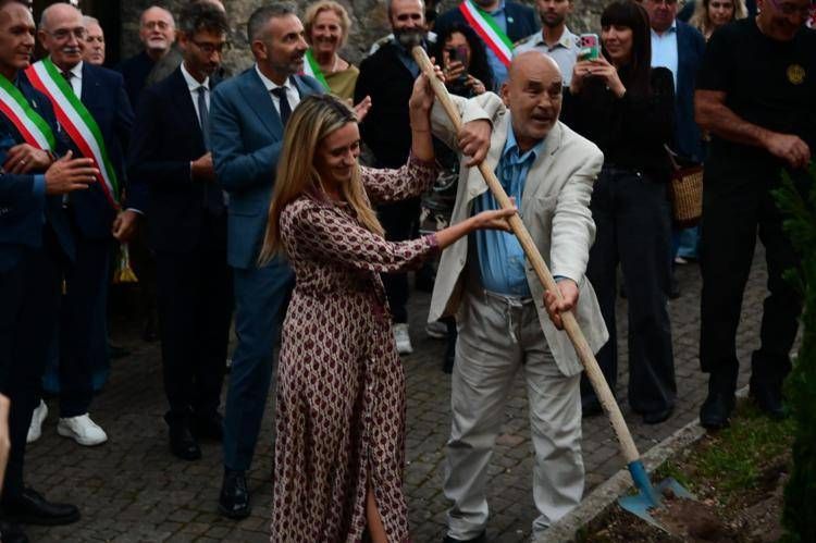 (L'assessore Francesca Caruso della Regione Lombardia e Giordano Bruno Guerri piantano un nuovo cipresso - ufficio stampa Fondazione Il Vittoriale degli Italiani) 