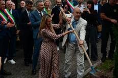 (L'assessore Francesca Caruso della Regione Lombardia e Giordano Bruno Guerri piantano un nuovo cipresso - ufficio stampa Fondazione Il Vittoriale degli Italiani) 