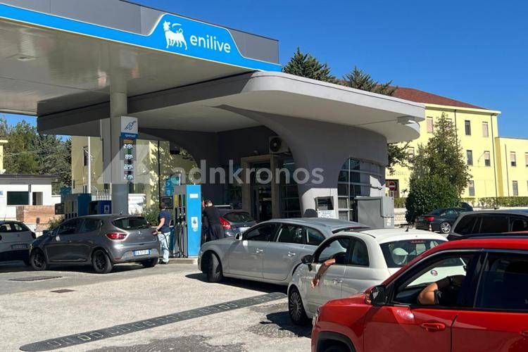 Auto in fila al distributore - Adnkronos