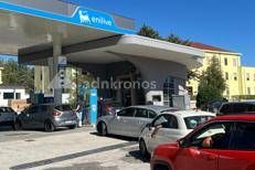 Auto in fila al distributore - Adnkronos
