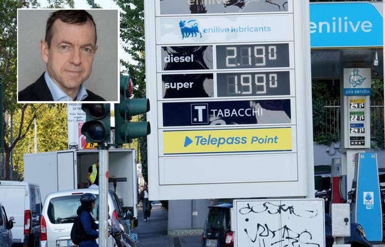 L'economista tedesco della Bocconi Daniel Gros e il distributore di carburanti - (Fotogramma/Ipa)