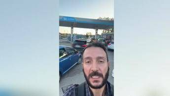 Tetto al prezzo Eni e file ai distributori, la coda a via Cristoforo Colombo a Roma - Video