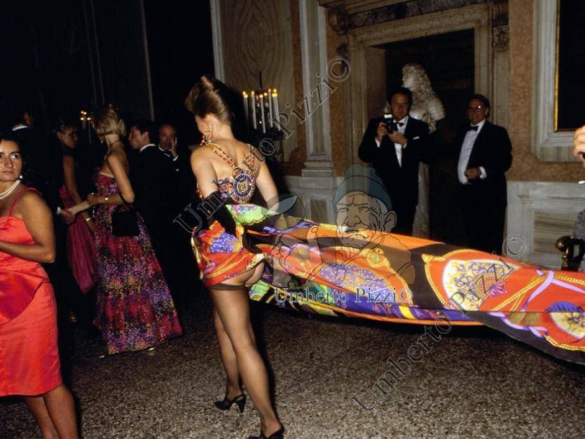 Dai divi di Hollywood ai palazzi della politica ai salotti della mondanità romana della Prima e della Seconda Repubblica, Umberto Pizzi ha attraversato la storia italiana con la macchina fotografica al collo: è stato fotoreporter di guerra, 'paparazzo' della Dolce vita e dei Cafonal di Dagospia. Negli ultimi anni aveva avviato una collaborazione con 'Il Fatto Quotidiano'. Ecco alcune foto iconiche scattate nel corso della sua carriera