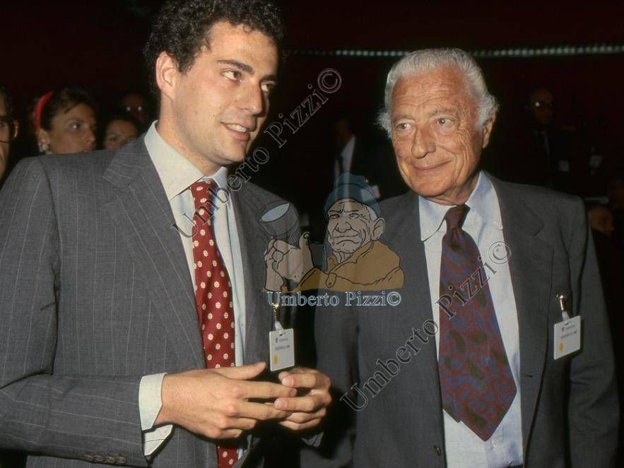Dai divi di Hollywood ai palazzi della politica ai salotti della mondanità romana della Prima e della Seconda Repubblica, Umberto Pizzi ha attraversato la storia italiana con la macchina fotografica al collo: è stato fotoreporter di guerra, 'paparazzo' della Dolce vita e dei Cafonal di Dagospia. Negli ultimi anni aveva avviato una collaborazione con 'Il Fatto Quotidiano'. Ecco alcune foto iconiche scattate nel corso della sua carriera