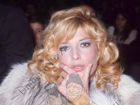 Dai divi di Hollywood ai palazzi della politica ai salotti della mondanità romana della Prima e della Seconda Repubblica, Umberto Pizzi ha attraversato la storia italiana con la macchina fotografica al collo: è stato fotoreporter di guerra, 'paparazzo' della Dolce vita e dei Cafonal di Dagospia. Negli ultimi anni aveva avviato una collaborazione con 'Il Fatto Quotidiano'. Ecco alcune foto iconiche scattate nel corso della sua carriera