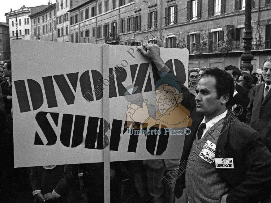 Dai divi di Hollywood ai palazzi della politica ai salotti della mondanità romana della Prima e della Seconda Repubblica, Umberto Pizzi ha attraversato la storia italiana con la macchina fotografica al collo: è stato fotoreporter di guerra, 'paparazzo' della Dolce vita e dei Cafonal di Dagospia. Negli ultimi anni aveva avviato una collaborazione con 'Il Fatto Quotidiano'. Ecco alcune foto iconiche scattate nel corso della sua carriera