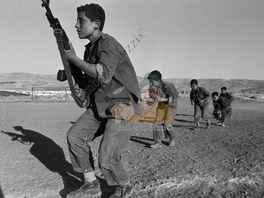Dai divi di Hollywood ai palazzi della politica ai salotti della mondanità romana della Prima e della Seconda Repubblica, Umberto Pizzi ha attraversato la storia italiana con la macchina fotografica al collo: è stato fotoreporter di guerra, 'paparazzo' della Dolce vita e dei Cafonal di Dagospia. Negli ultimi anni aveva avviato una collaborazione con 'Il Fatto Quotidiano'. Ecco alcune foto iconiche scattate nel corso della sua carriera