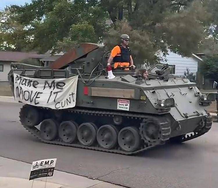 Il tank in strada - (da TikTok)
