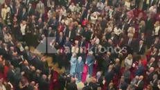 Mattarella alla Scala per i 120 anni della Cgil, il lungo applauso al suo ingresso - Video