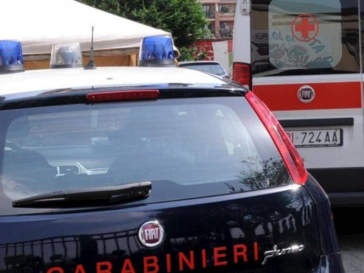 Carabinieri e ambulanza - Fotogramma