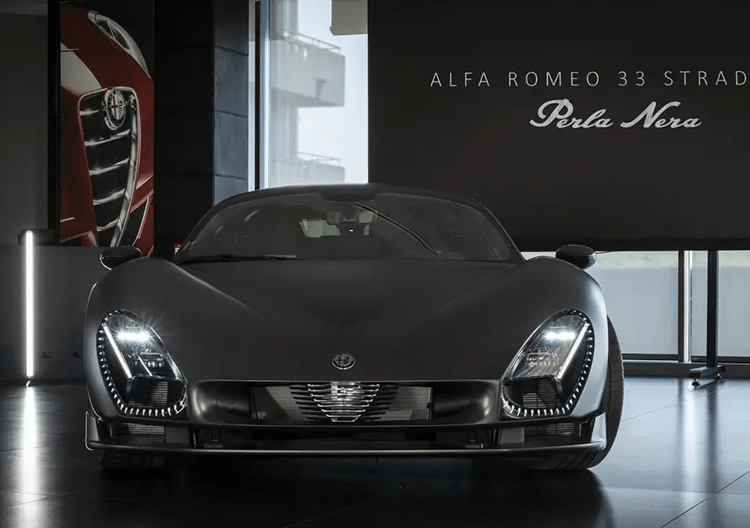 Alfa Romeo 33 Stradale Perla Nera: il carbonio diventa un abito su misura