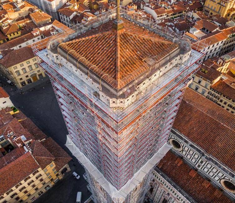 (Il Campanile di Giotto con i ponteggi - ufficio stampa Opera del Duomo di Santa Maria del Fiore)