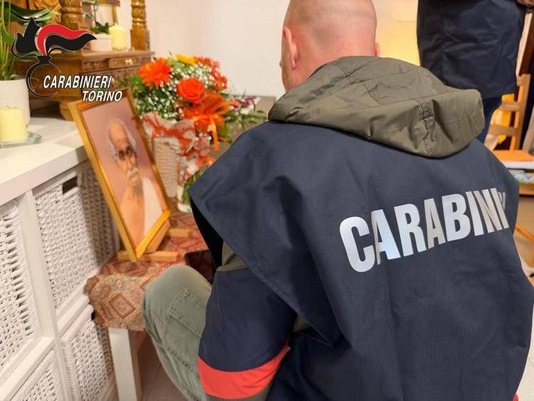 Abusi sessuali e riduzione in schiavitù, scoperta pseudo setta a Torino: arrestato 59enne