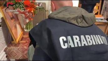 Pseudo setta con abusi sessuali e riduzione in schiavitù nel Torinese, carabinieri nella sede - Video