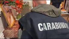 Pseudo setta con abusi sessuali e riduzione in schiavitù nel Torinese, carabinieri nella sede - Video