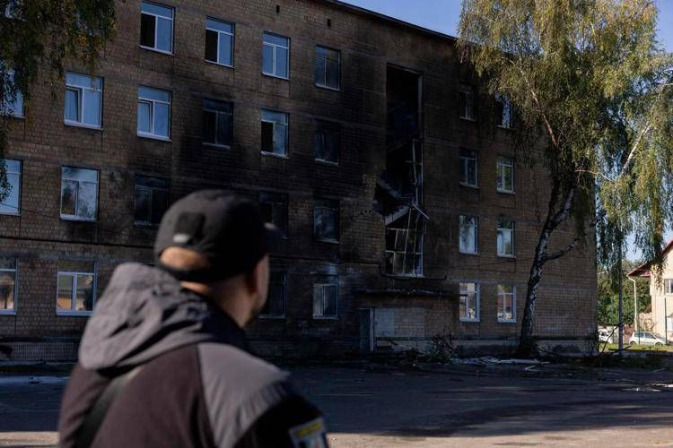 Dronce contro scuola a Kiev - (Afp)