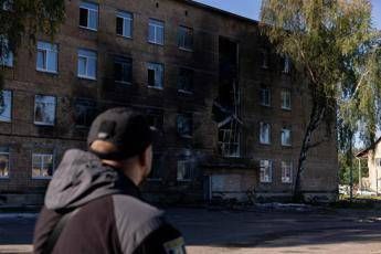 Ucraina, drone russo colpisce scuola a Kiev: paura e bambini nei rifugi
