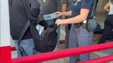 Roma, controlli di polizia con metal detector in una scuola a Tor Bella Monaca - Video