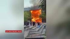 Proteste degli studenti in Francia, le immagini dei licei in fiamme