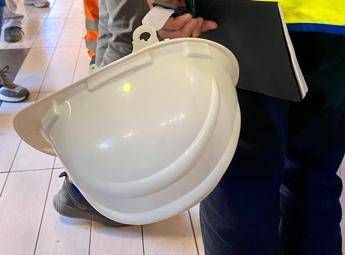 Pistoia, cade dal tetto di un capannone: operaio muore a 43 anni