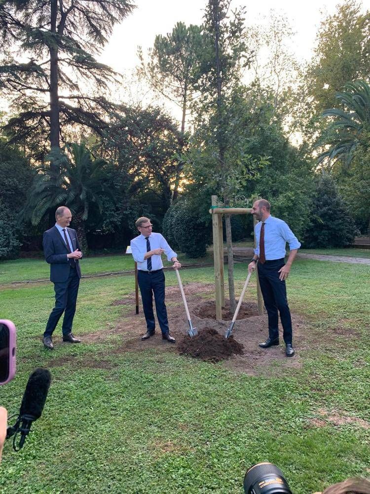 Il ministro degli Esteri tedesco Johann Wadephul al centro. A sinistra l'Ambasciatore Thomas Bagger e a destra Giangiacomo Calovini 