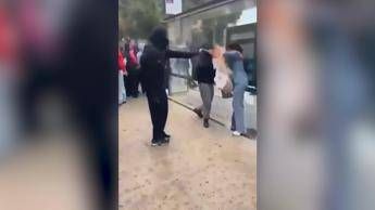 Proteste Marsiglia, uomo incappucciato ustiona volto di una donna con spray lanciafiamme - Video