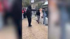 Proteste Marsiglia, uomo incappucciato ustiona volto di una donna con spray lanciafiamme - Video