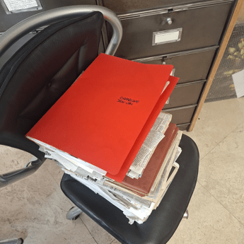 Rispunta la sedia 'spolverata' da Berlusconi con il fazzoletto nel 2013 da Santo