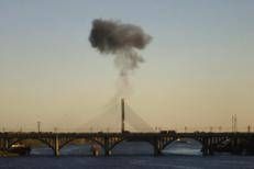 Ponte attaccato dai russi a Kiev - (Afp)