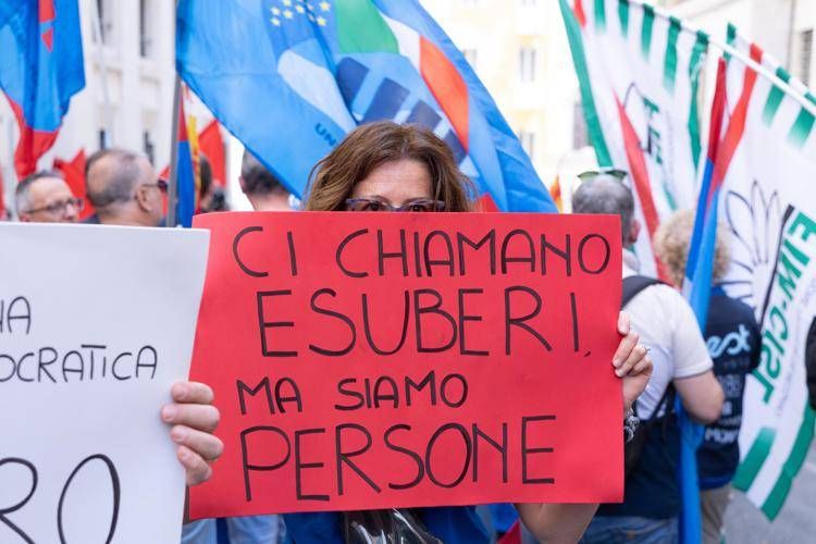 Presidio dei lavoratori Electrolux davanti al Mimit (foto Ipa)