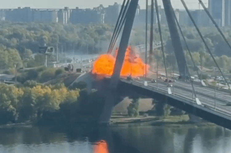 Il ponte colpito a Nord di Kiev - (X: Anton Gerashchenko)