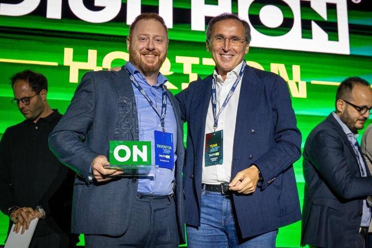Il fondatore di Digithon Francesco Boccia con la startup Bio System Lab vincitrice dell'edizione 2026 del premio