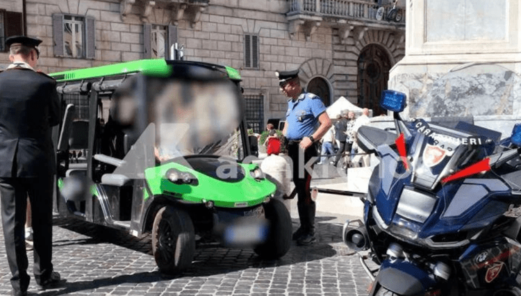 I controlli del carabinieri sulle golf car - (AdnKronos)
