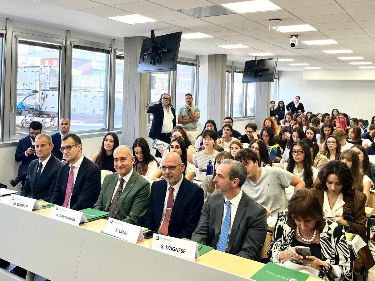 https://www.adnkronos.com/resources/02aa-21c0f57a88cd-74679e5df39a-1000/format/huge/torvergata_inaugurazione_veterinaria_aula_adn.jpeg