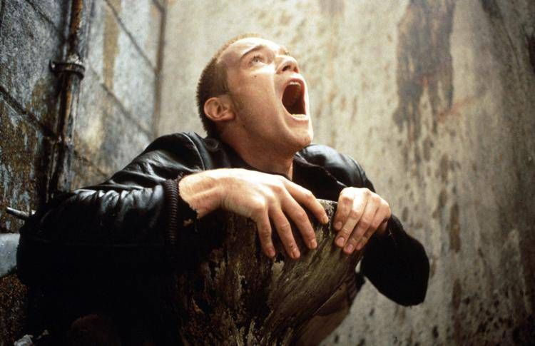 Ewan McGregor in una scena di Trainspotting - (IPa)
