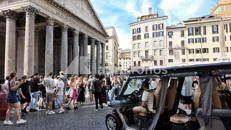 Golf car di fronte al Pantheon - Adnkronos