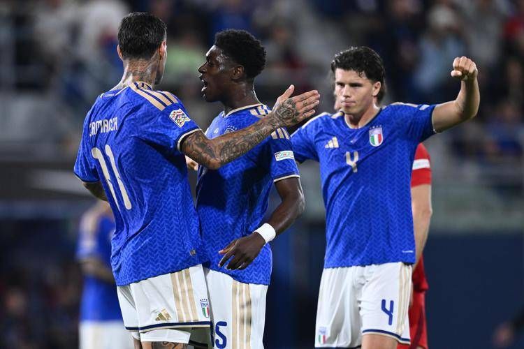 Gli azzurri festeggiano Scamacca dopo il gol - Ipa/Fotogramma