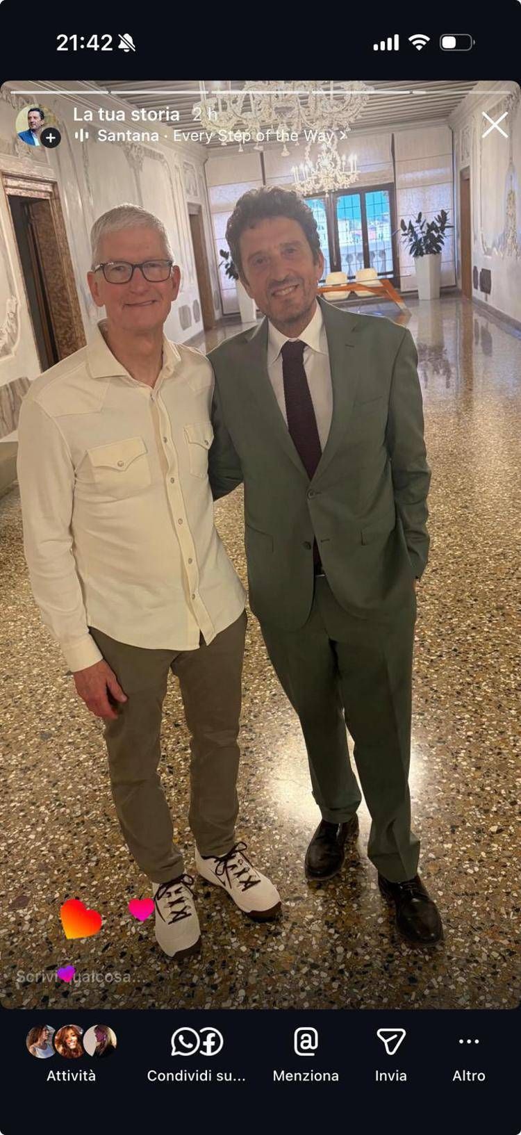 (Tim Cook e Pietrangelo Buttafuoco nella foto apparsa su Instagram)
