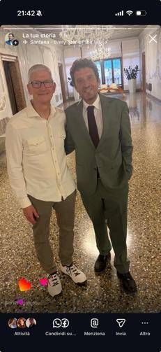 (Tim Cook e Pietrangelo Buttafuoco nella foto apparsa su Instagram)