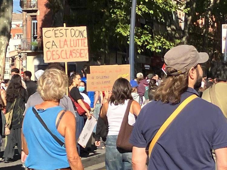 Proteste nei licei, manifestanti a Tolosa (Adnkronos)