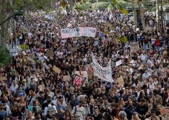 Studenti in piazza in tutta la Francia, scontri a Parigi: manifestanti lanciano pietre, polizia risponde con lacrimogeni