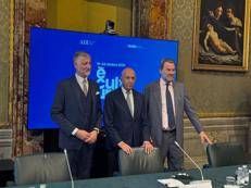 A sinistra il ministro della Cultura Alessandro Giuli durante la presentazione di 'è cultura'. Al centro il presidente dell’Abi, Antonio Patuelli, e il Vice Presidente Vicario dell’Acri, Bernabò Bocca (a destra). 