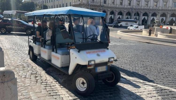 Una golf car a piazza della Repubblica, a Roma - Adnkronos