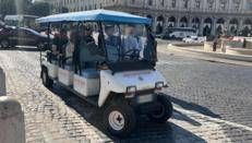 Una golf car a piazza della Repubblica, a Roma - Adnkronos