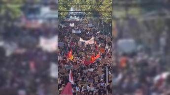 Da Marsiglia a Parigi, la marea di studenti in piazza in tutta la Francia - Video