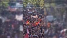 Da Marsiglia a Parigi, la marea di studenti in piazza in tutta la Francia - Video