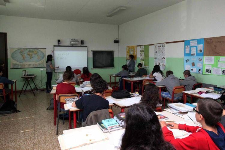 SCUOLA MEDIA CAVALIERI, IN VIA ANCO MARZIO,  (ENRICO BRANDI, MILANO - 2015-04-22) p.s. la foto e' utilizzabile nel rispetto del contesto in cui e' stata scattata, e senza intento diffamatorio del decoro delle persone rappresentate - FOTOGRAMMA