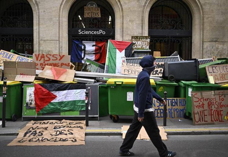 Liceo danneggiato in Francia - (Afp)